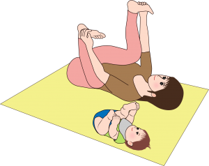 体操をする赤ちゃんとママ