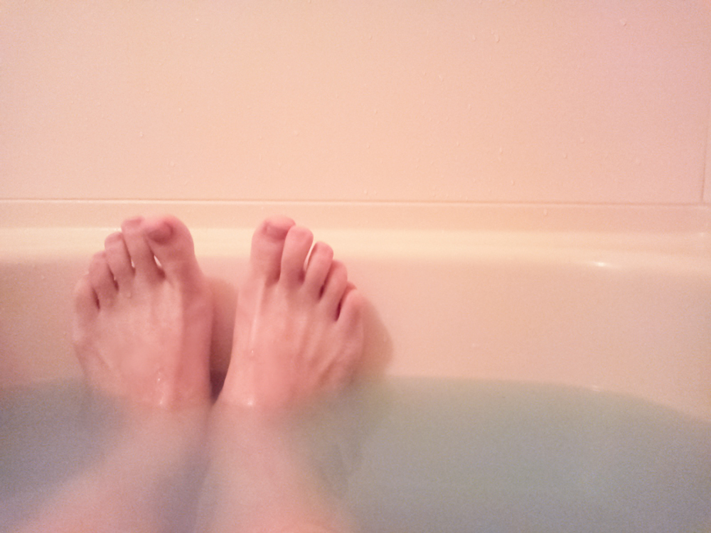 半身浴する女性の足